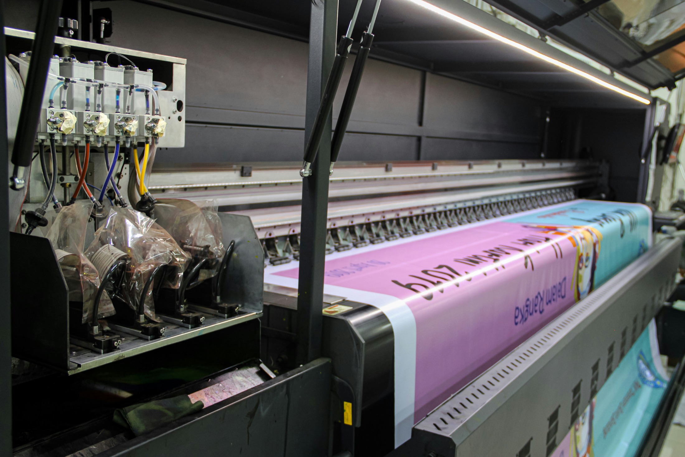 Produzione di materiali stampati su macchina professionale