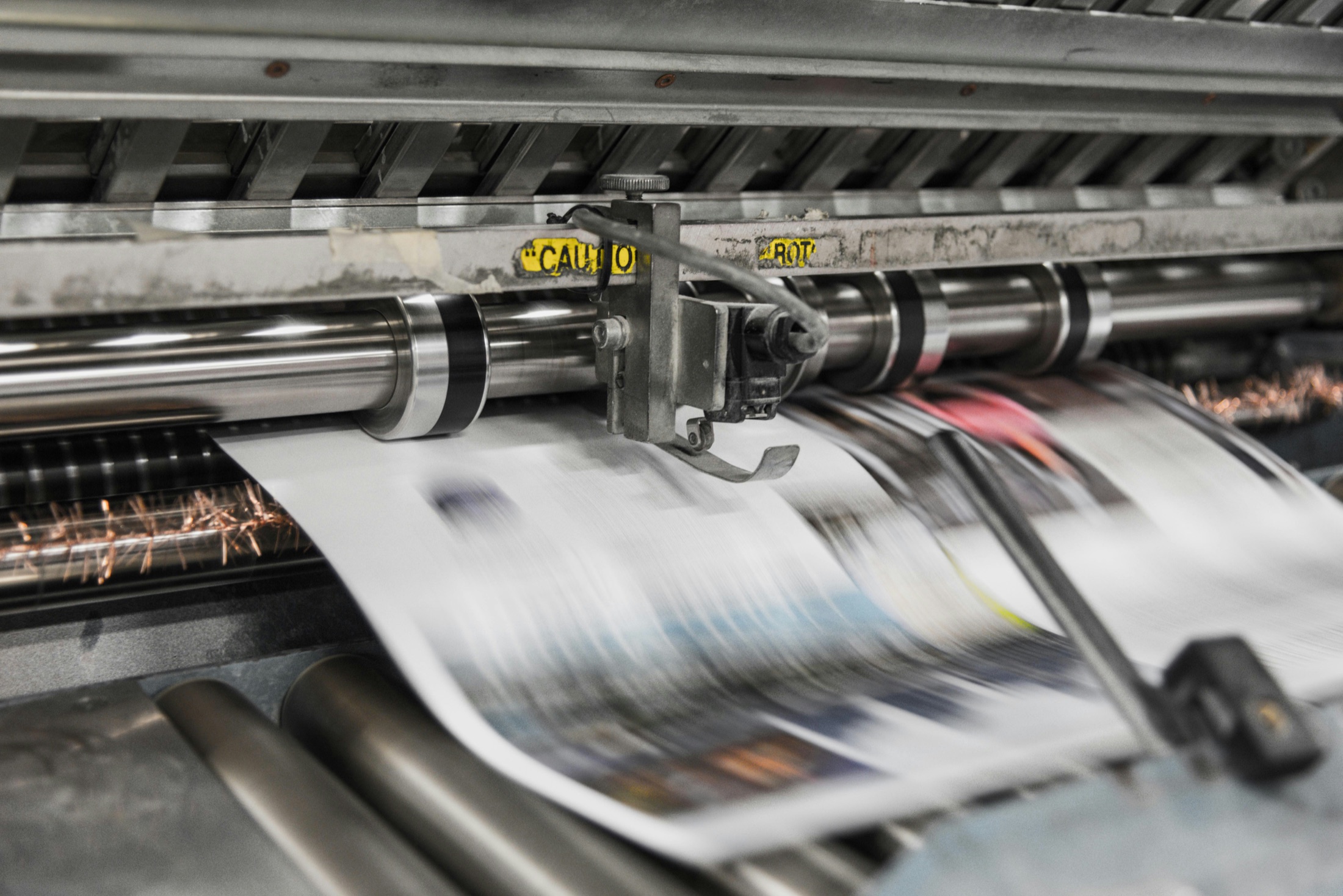 Fogli stampati durante la lavorazione su una macchina da stampa